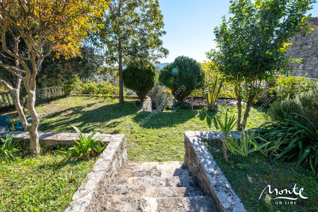 uyutnyj 2 etazhnyj dom s sadom i vidom na kotorskij zaliv v tivate 35