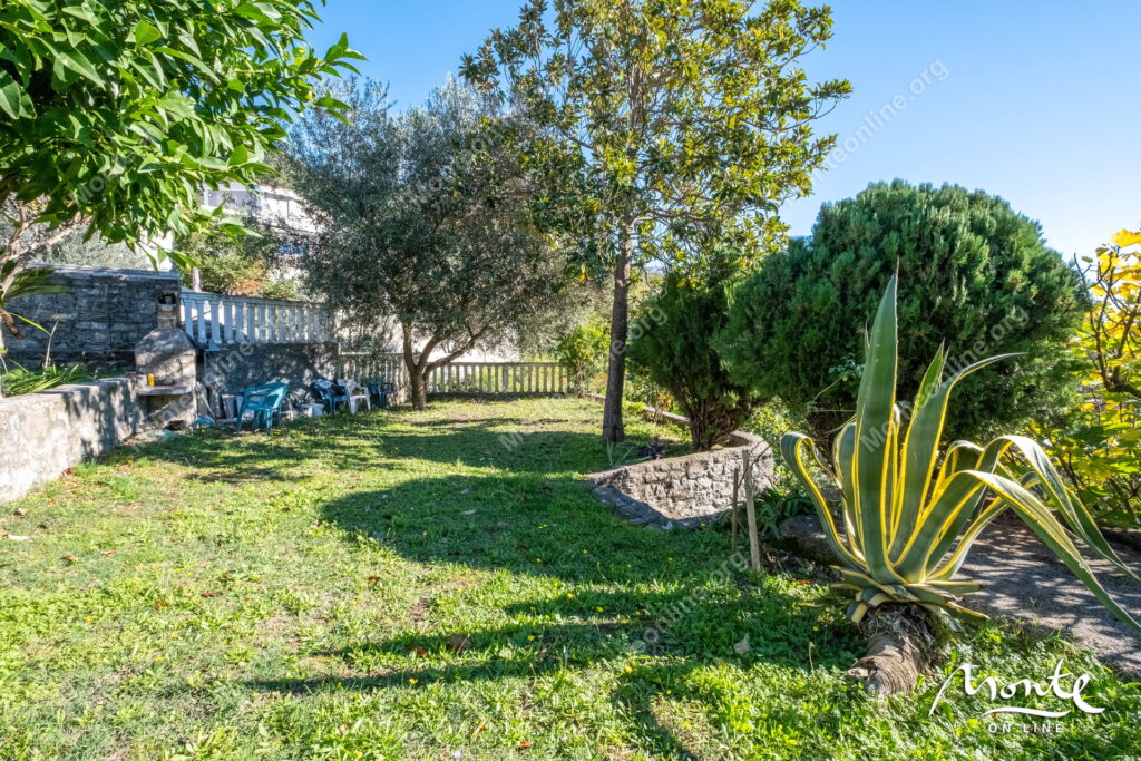 uyutnyj 2 etazhnyj dom s sadom i vidom na kotorskij zaliv v tivate 36