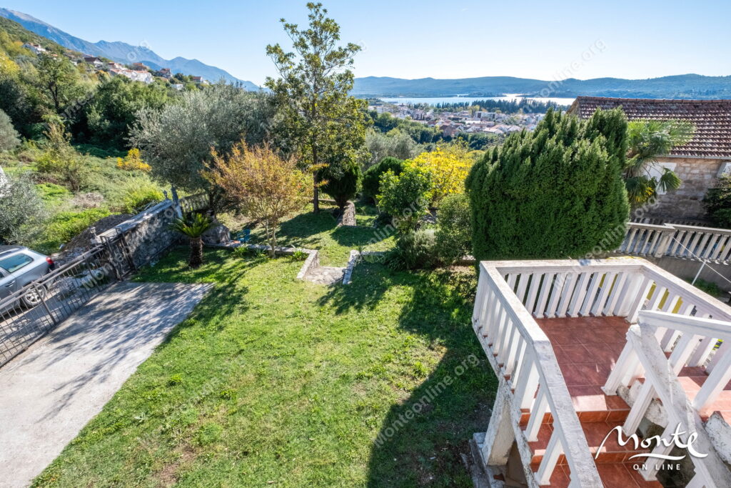 uyutnyj 2 etazhnyj dom s sadom i vidom na kotorskij zaliv v tivate 38