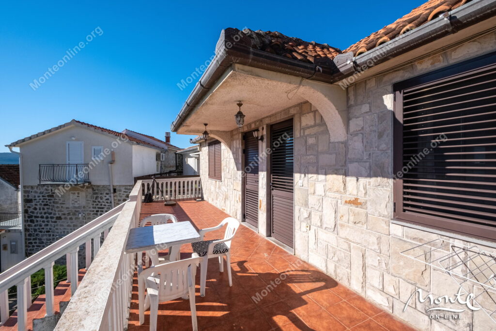 uyutnyj 2 etazhnyj dom s sadom i vidom na kotorskij zaliv v tivate 39