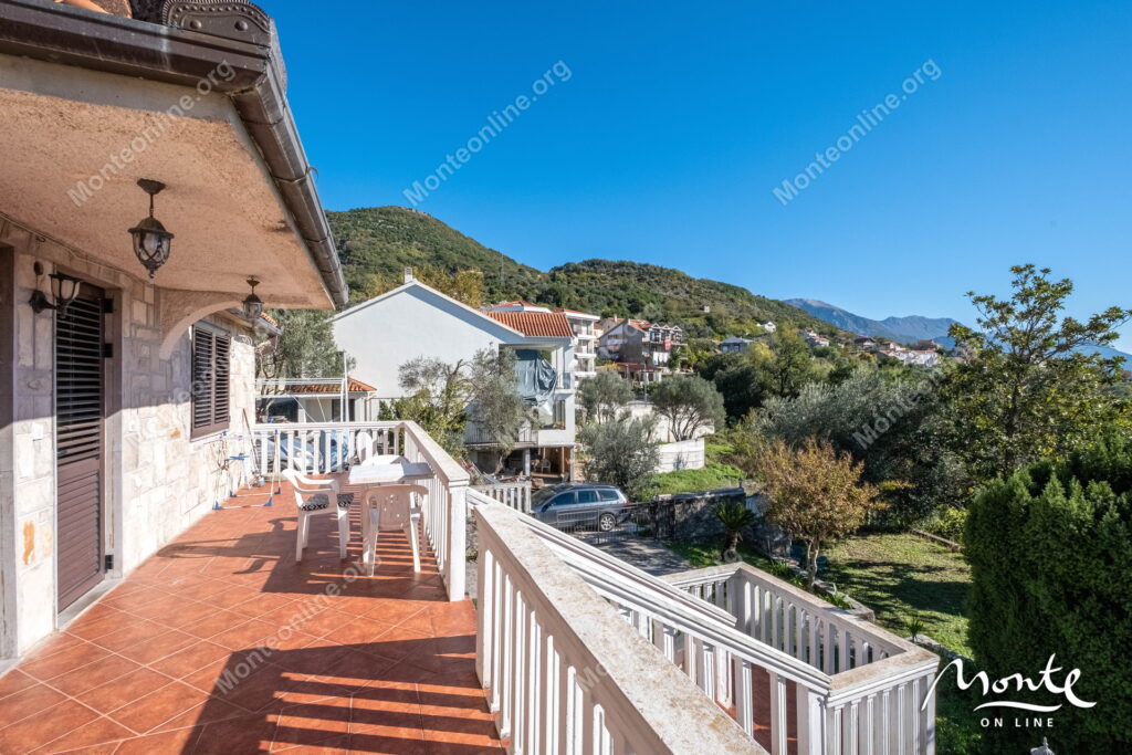 uyutnyj 2 etazhnyj dom s sadom i vidom na kotorskij zaliv v tivate 40