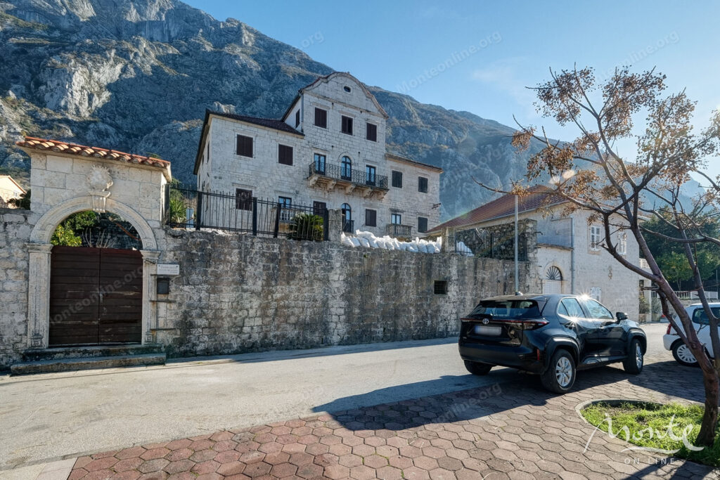 bolshoj trehetazhnyj dom s vidom na more i prichalom v dobrote 02