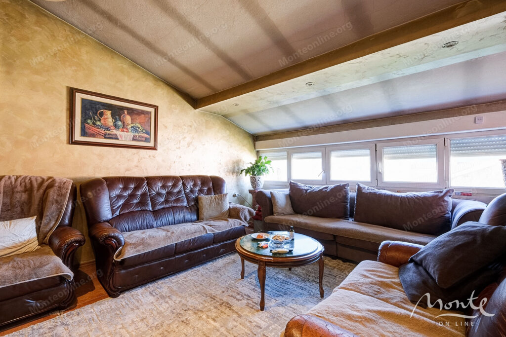 bolshoj trehetazhnyj dom s vidom na more i prichalom v dobrote 05