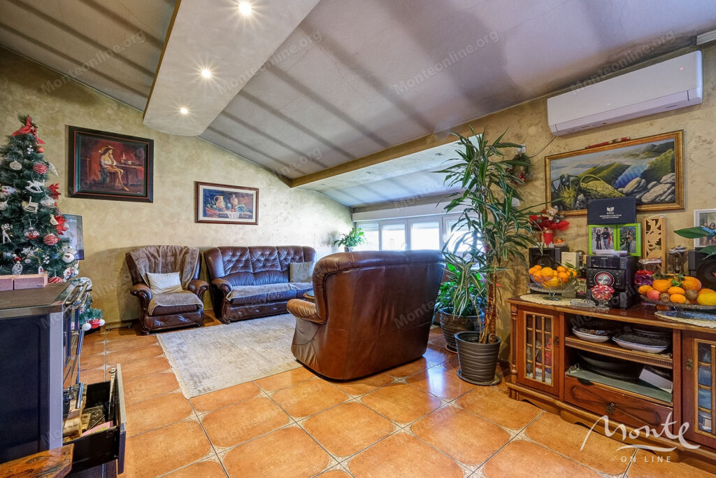 bolshoj trehetazhnyj dom s vidom na more i prichalom v dobrote 07