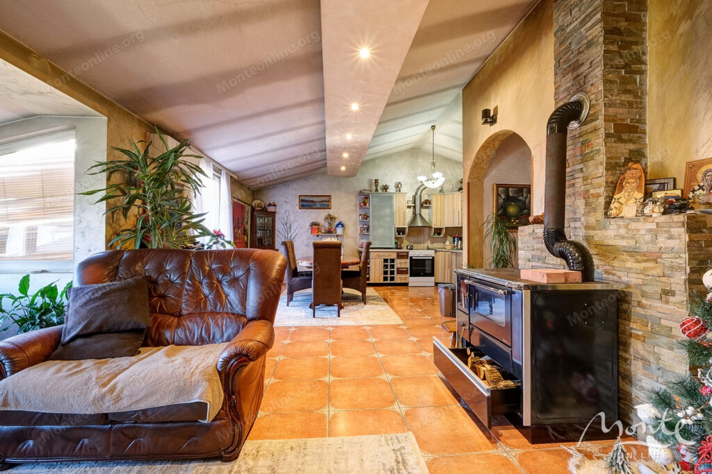 bolshoj trehetazhnyj dom s vidom na more i prichalom v dobrote 09