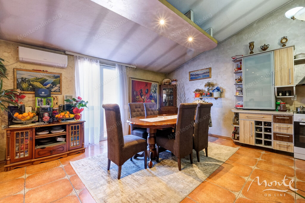 bolshoj trehetazhnyj dom s vidom na more i prichalom v dobrote 10