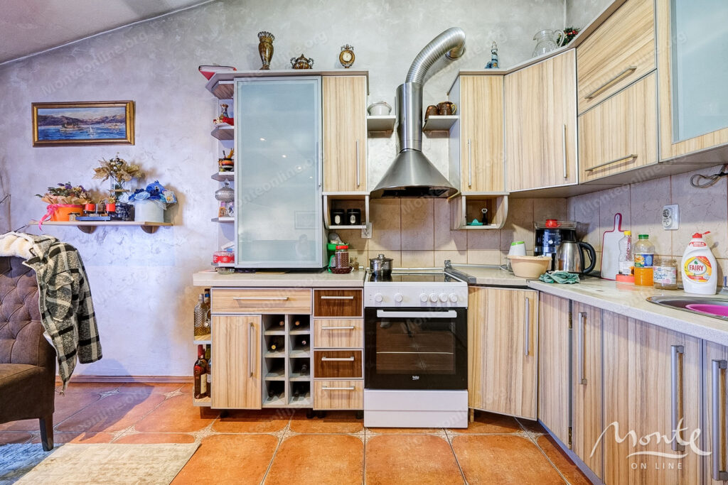 bolshoj trehetazhnyj dom s vidom na more i prichalom v dobrote 12