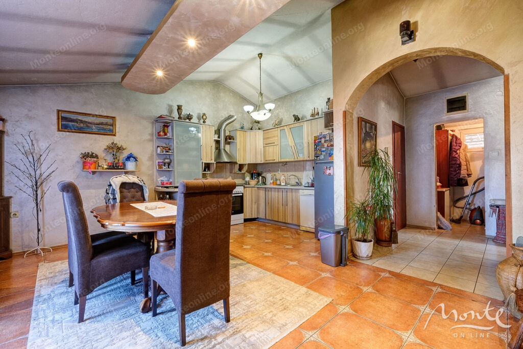 bolshoj trehetazhnyj dom s vidom na more i prichalom v dobrote 13