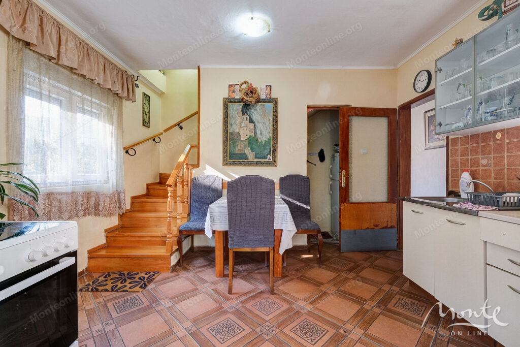 bolshoj trehetazhnyj dom s vidom na more i prichalom v dobrote 14