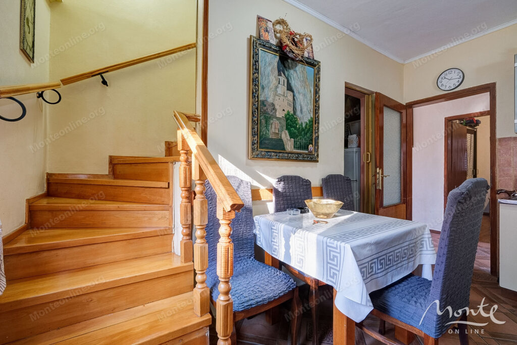 bolshoj trehetazhnyj dom s vidom na more i prichalom v dobrote 15