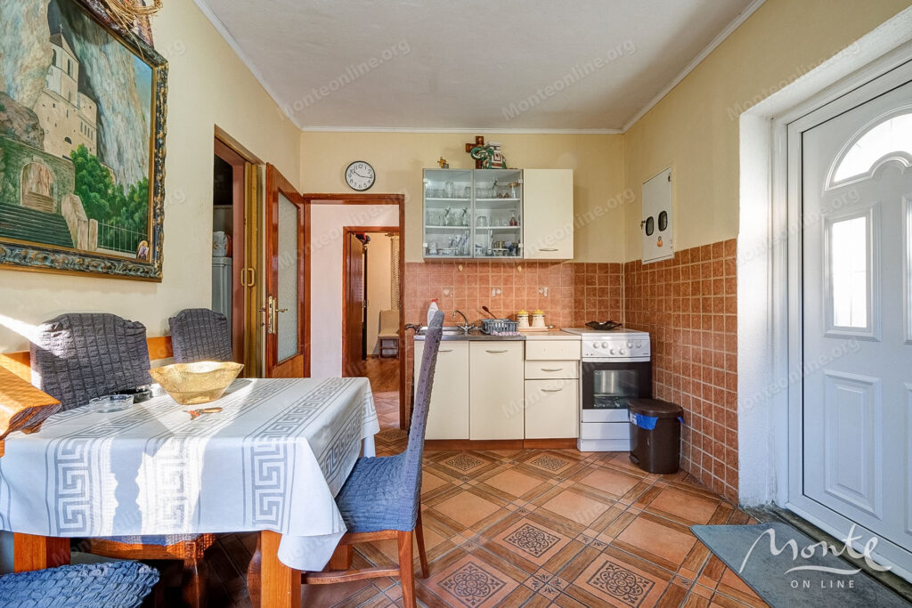 bolshoj trehetazhnyj dom s vidom na more i prichalom v dobrote 16