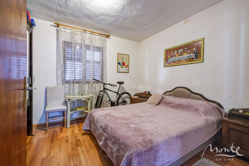 bolshoj trehetazhnyj dom s vidom na more i prichalom v dobrote 17