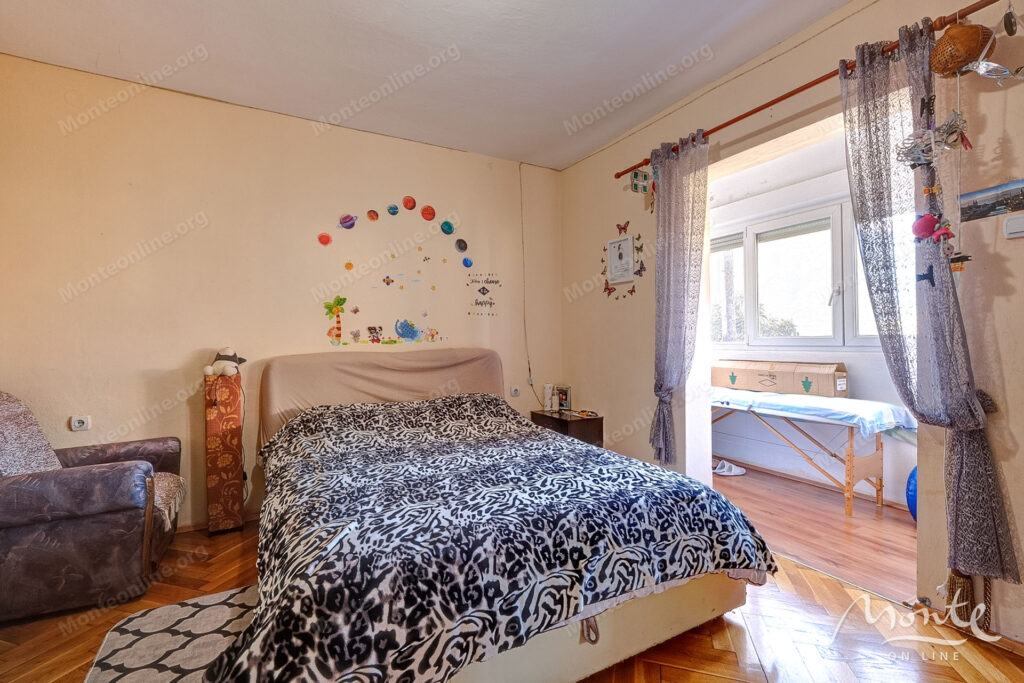 bolshoj trehetazhnyj dom s vidom na more i prichalom v dobrote 19