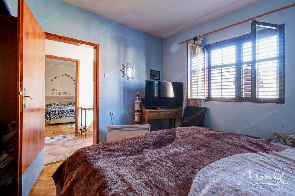 bolshoj trehetazhnyj dom s vidom na more i prichalom v dobrote 22