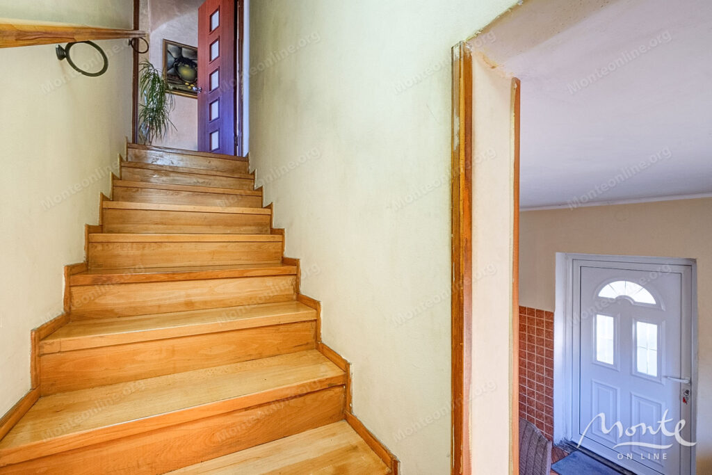 bolshoj trehetazhnyj dom s vidom na more i prichalom v dobrote 23