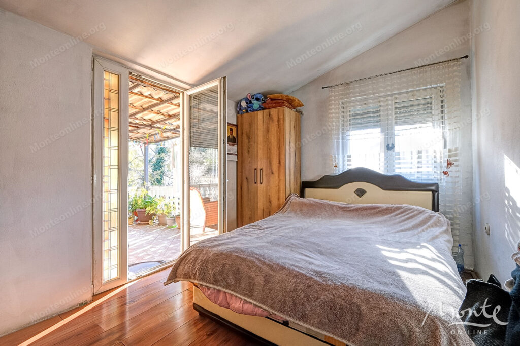 bolshoj trehetazhnyj dom s vidom na more i prichalom v dobrote 24