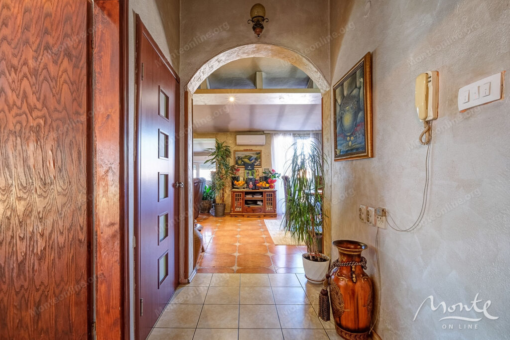 bolshoj trehetazhnyj dom s vidom na more i prichalom v dobrote 25