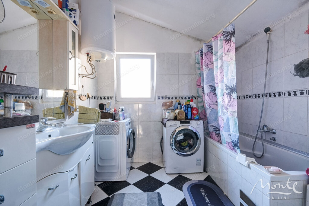 bolshoj trehetazhnyj dom s vidom na more i prichalom v dobrote 26