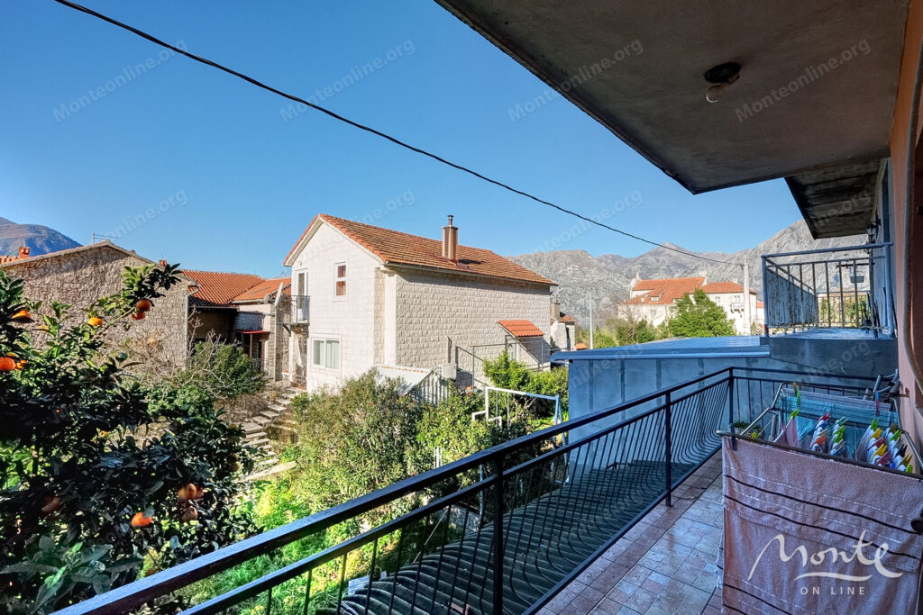 bolshoj trehetazhnyj dom s vidom na more i prichalom v dobrote 27