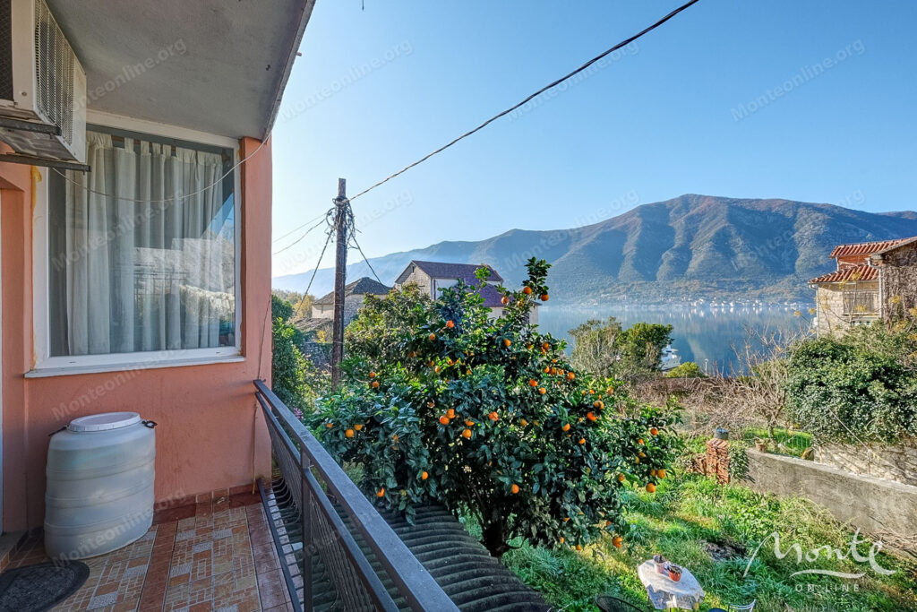 bolshoj trehetazhnyj dom s vidom na more i prichalom v dobrote 28