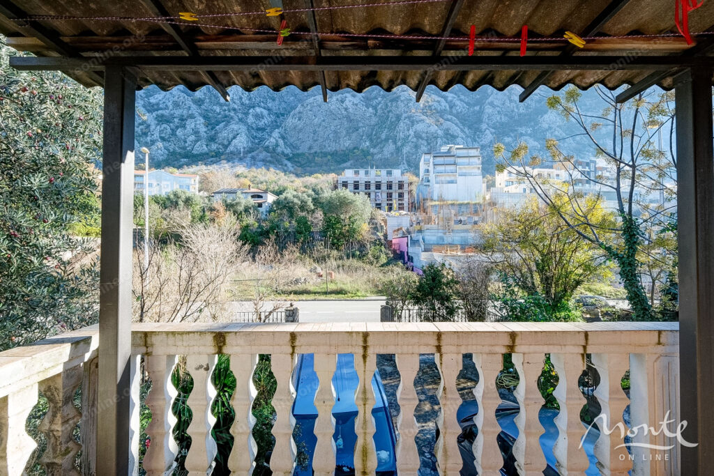 bolshoj trehetazhnyj dom s vidom na more i prichalom v dobrote 31