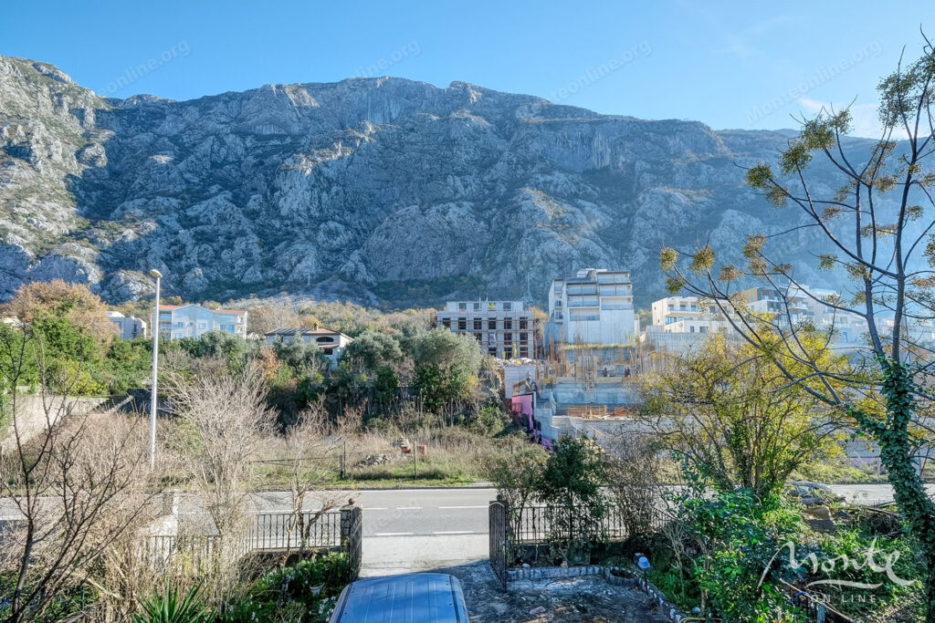 bolshoj trehetazhnyj dom s vidom na more i prichalom v dobrote 32