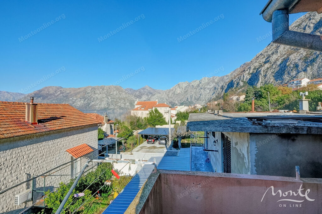 bolshoj trehetazhnyj dom s vidom na more i prichalom v dobrote 34