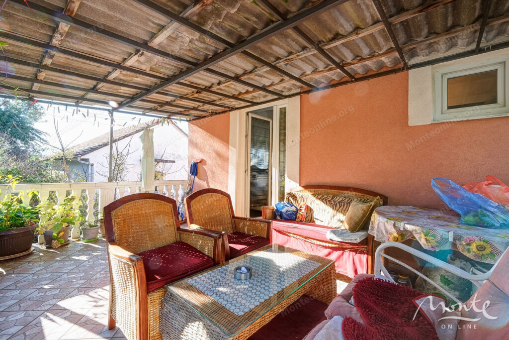 bolshoj trehetazhnyj dom s vidom na more i prichalom v dobrote 35