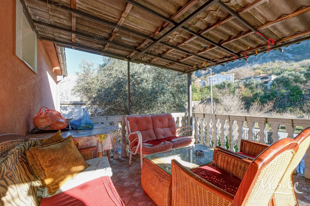 bolshoj trehetazhnyj dom s vidom na more i prichalom v dobrote 36