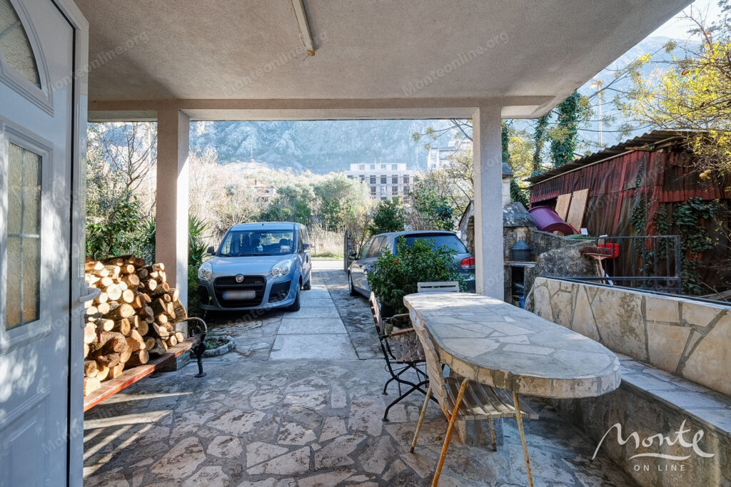 bolshoj trehetazhnyj dom s vidom na more i prichalom v dobrote 37