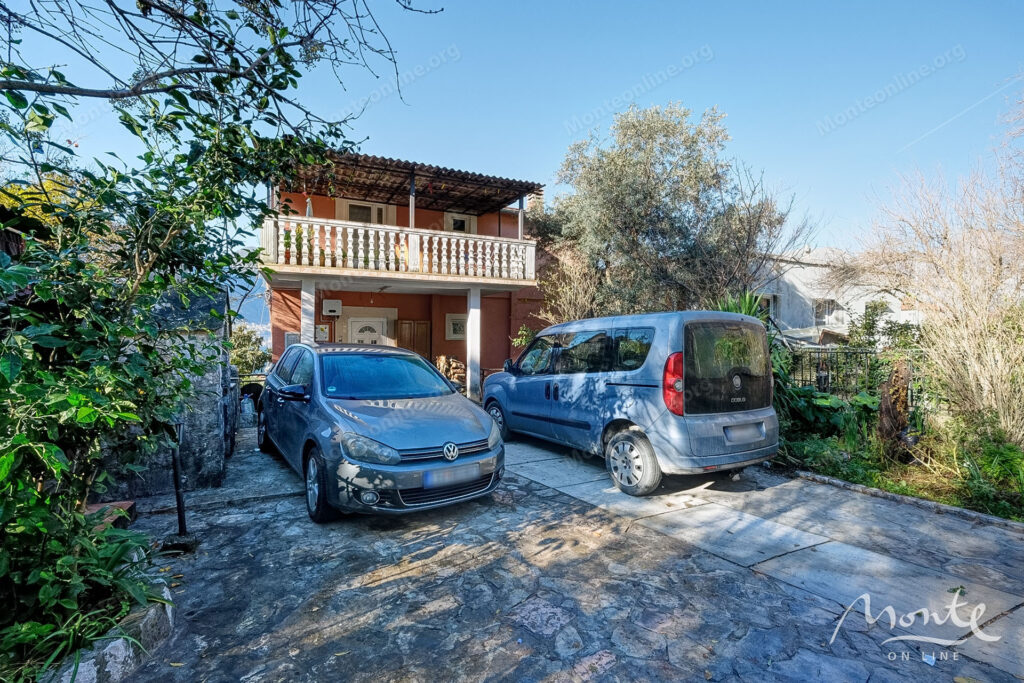 bolshoj trehetazhnyj dom s vidom na more i prichalom v dobrote 39