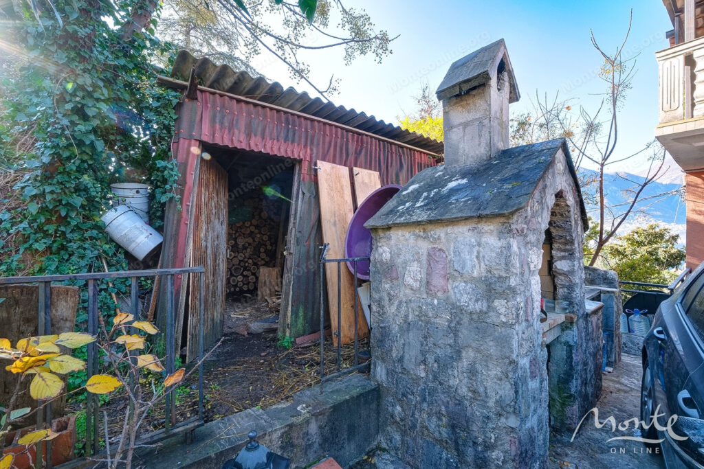 bolshoj trehetazhnyj dom s vidom na more i prichalom v dobrote 40