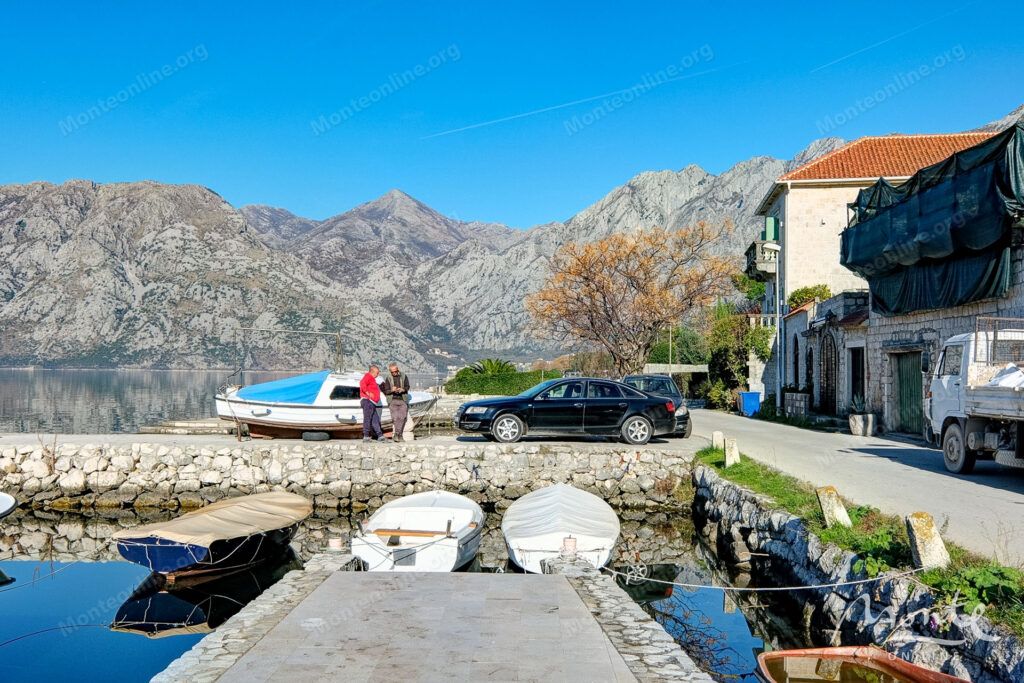 bolshoj trehetazhnyj dom s vidom na more i prichalom v dobrote 42