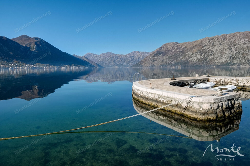 bolshoj trehetazhnyj dom s vidom na more i prichalom v dobrote 43