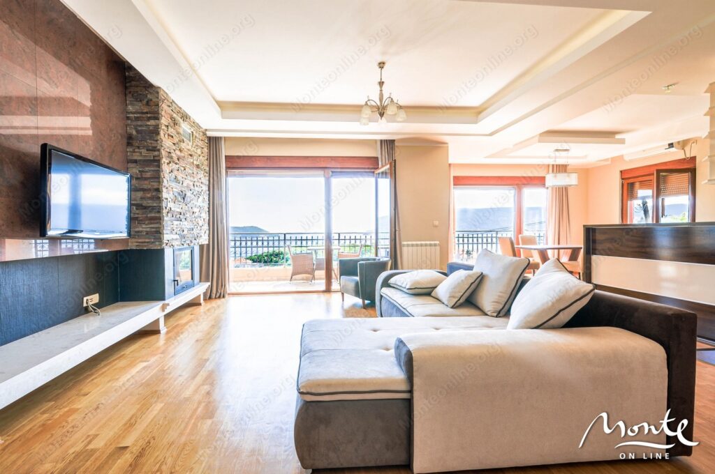 chudesnyj trehetazhnyj dom s prekrasnymi vidami na more i gerczeg novskuyu riveru v zelenike 07