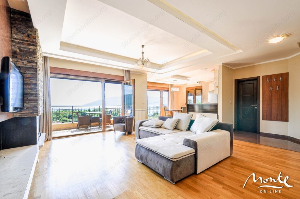 chudesnyj trehetazhnyj dom s prekrasnymi vidami na more i gerczeg novskuyu riveru v zelenike 08