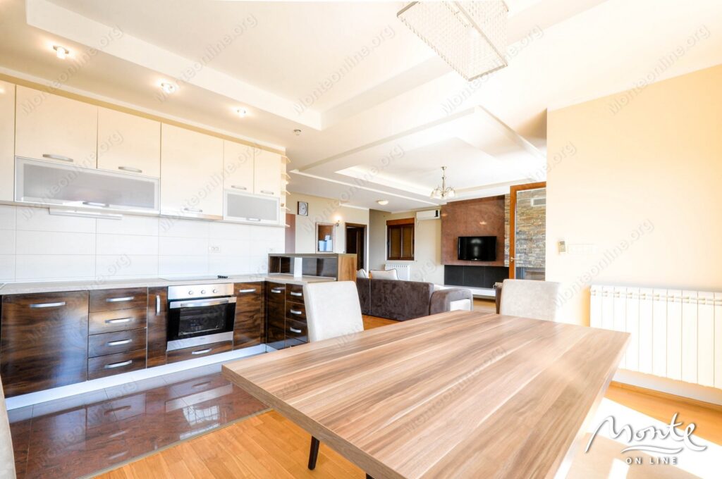 chudesnyj trehetazhnyj dom s prekrasnymi vidami na more i gerczeg novskuyu riveru v zelenike 12