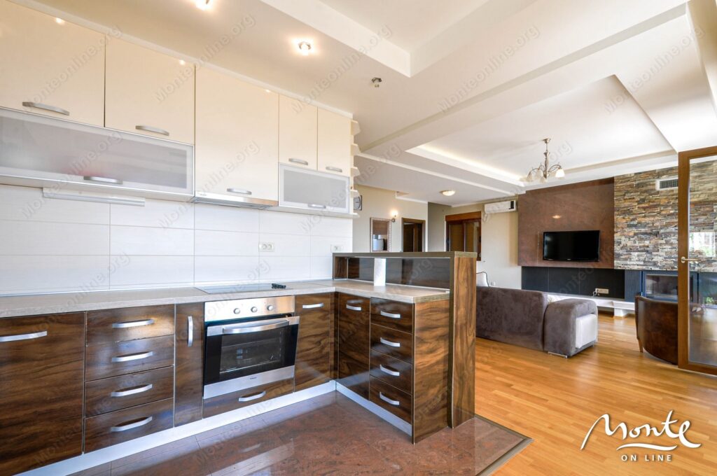 chudesnyj trehetazhnyj dom s prekrasnymi vidami na more i gerczeg novskuyu riveru v zelenike 13