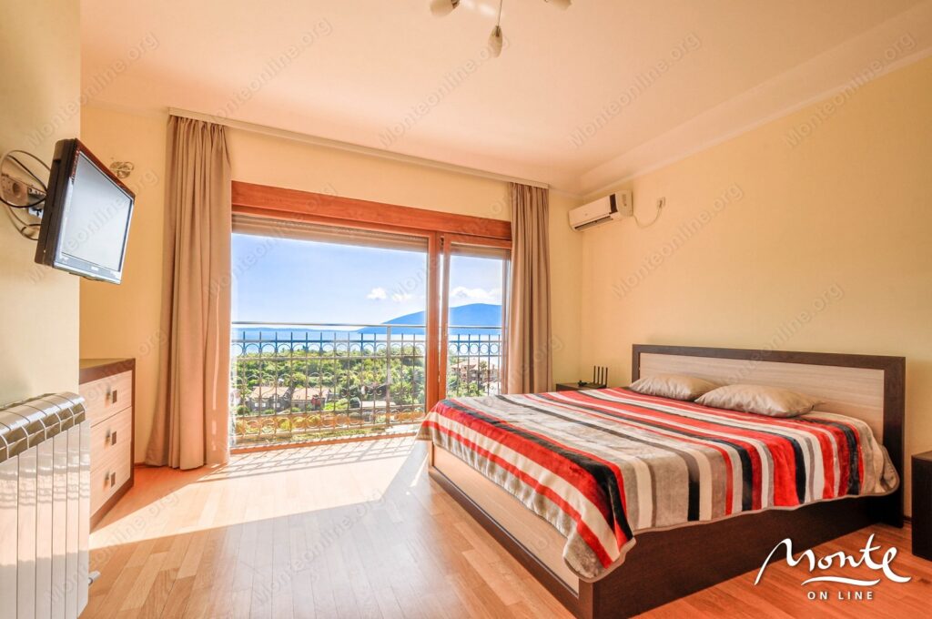 chudesnyj trehetazhnyj dom s prekrasnymi vidami na more i gerczeg novskuyu riveru v zelenike 15