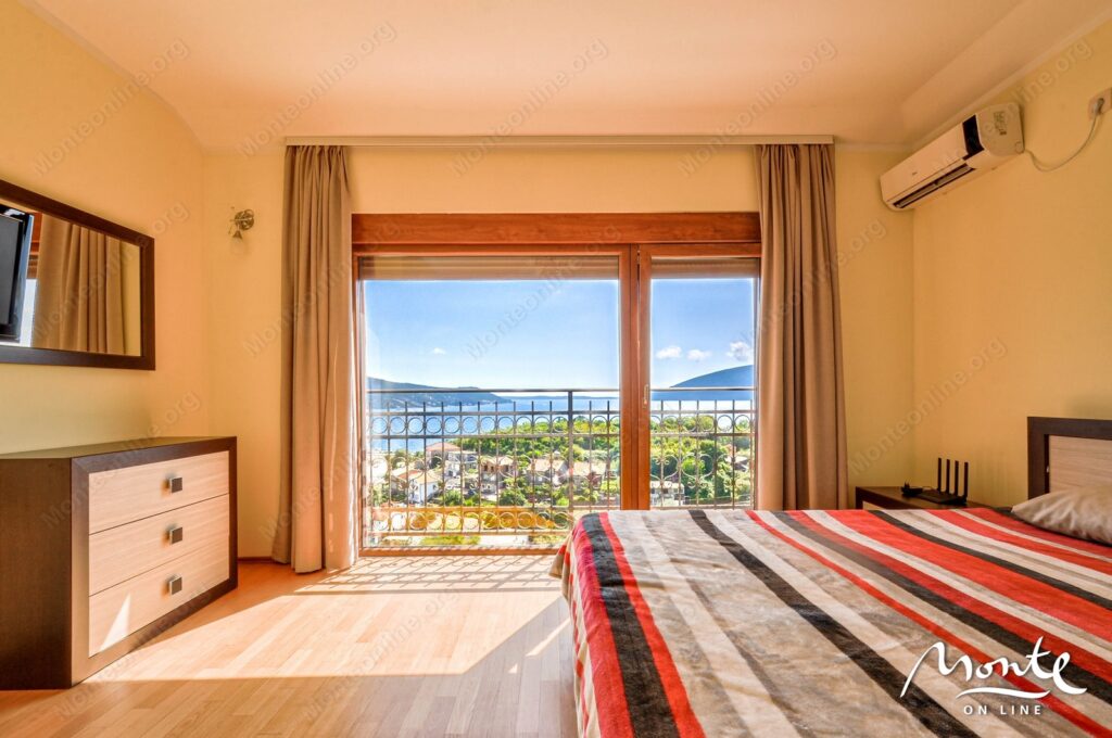 chudesnyj trehetazhnyj dom s prekrasnymi vidami na more i gerczeg novskuyu riveru v zelenike 16