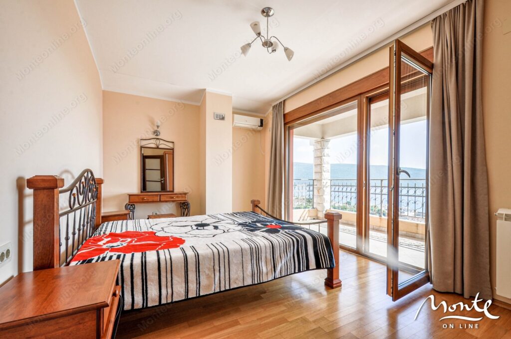 chudesnyj trehetazhnyj dom s prekrasnymi vidami na more i gerczeg novskuyu riveru v zelenike 17