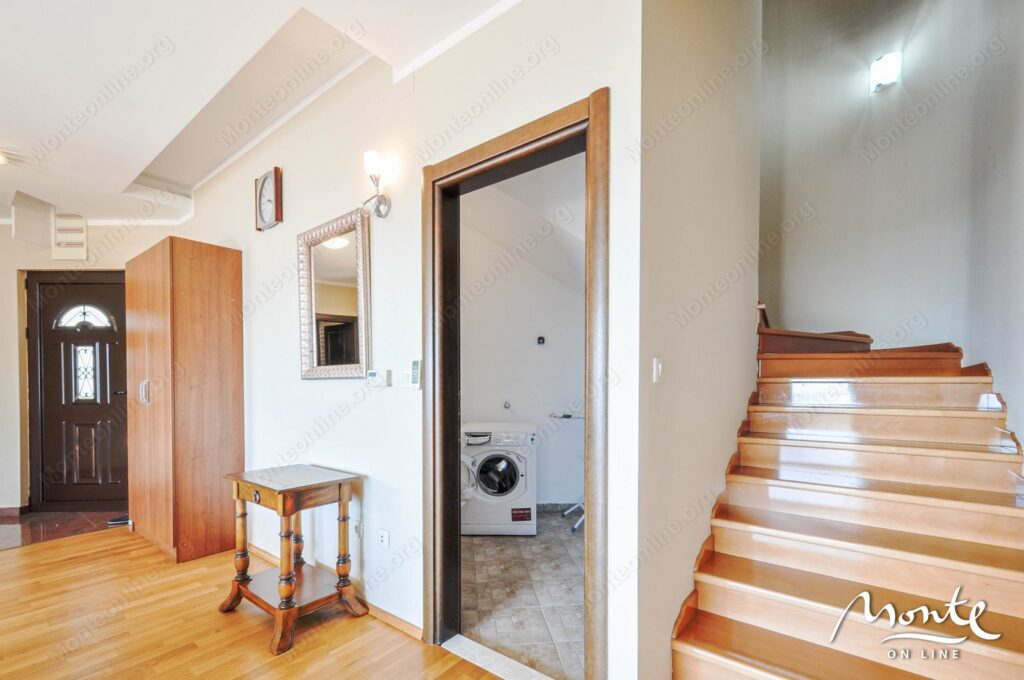 chudesnyj trehetazhnyj dom s prekrasnymi vidami na more i gerczeg novskuyu riveru v zelenike 20