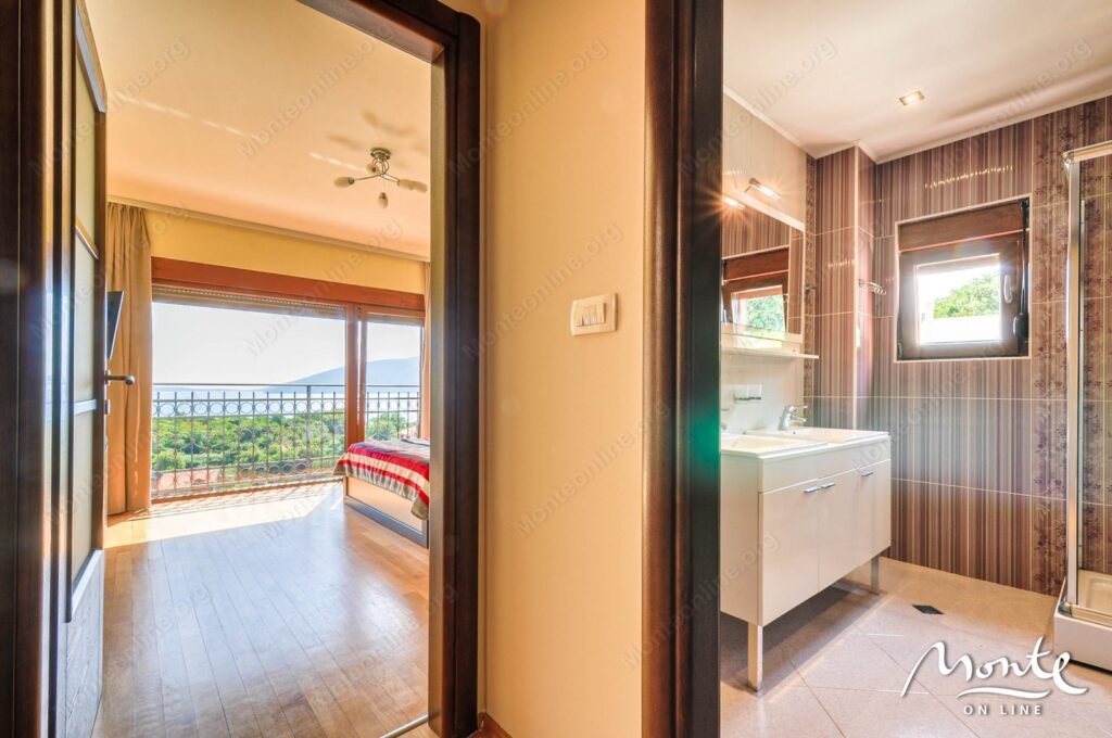 chudesnyj trehetazhnyj dom s prekrasnymi vidami na more i gerczeg novskuyu riveru v zelenike 22