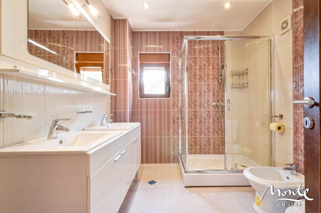 chudesnyj trehetazhnyj dom s prekrasnymi vidami na more i gerczeg novskuyu riveru v zelenike 23