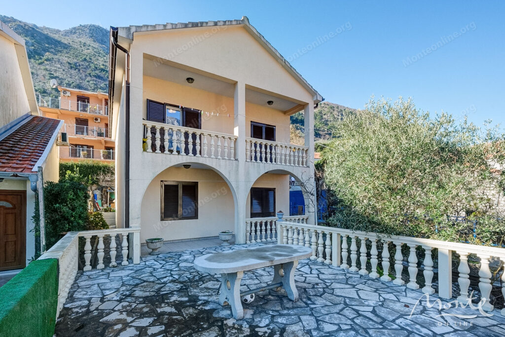 dvuhetazhnyj dom na pervoj linii s vidom na zaliv v muo kotor 02
