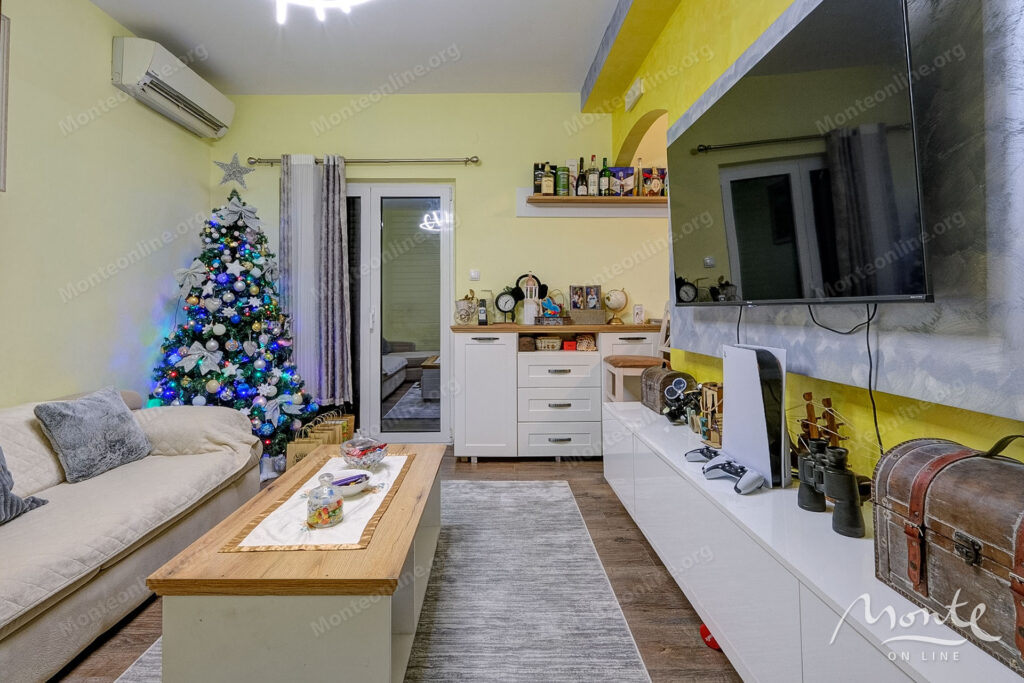 dvuhetazhnyj dom na pervoj linii s vidom na zaliv v muo kotor 04