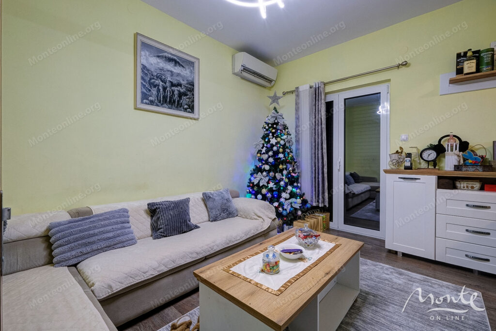 dvuhetazhnyj dom na pervoj linii s vidom na zaliv v muo kotor 05