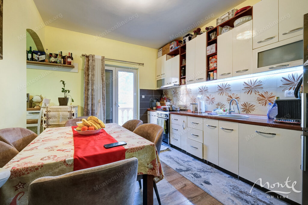 dvuhetazhnyj dom na pervoj linii s vidom na zaliv v muo kotor 07