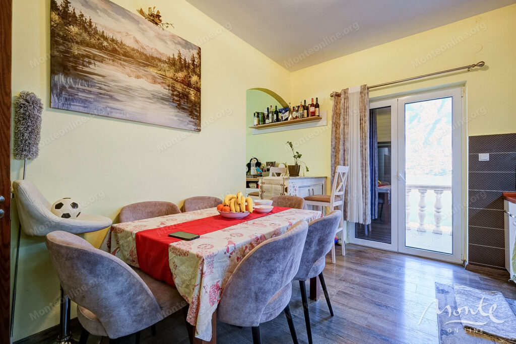 dvuhetazhnyj dom na pervoj linii s vidom na zaliv v muo kotor 08