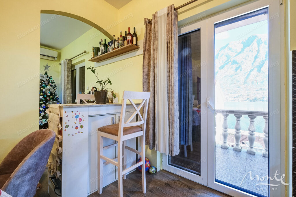 dvuhetazhnyj dom na pervoj linii s vidom na zaliv v muo kotor 09